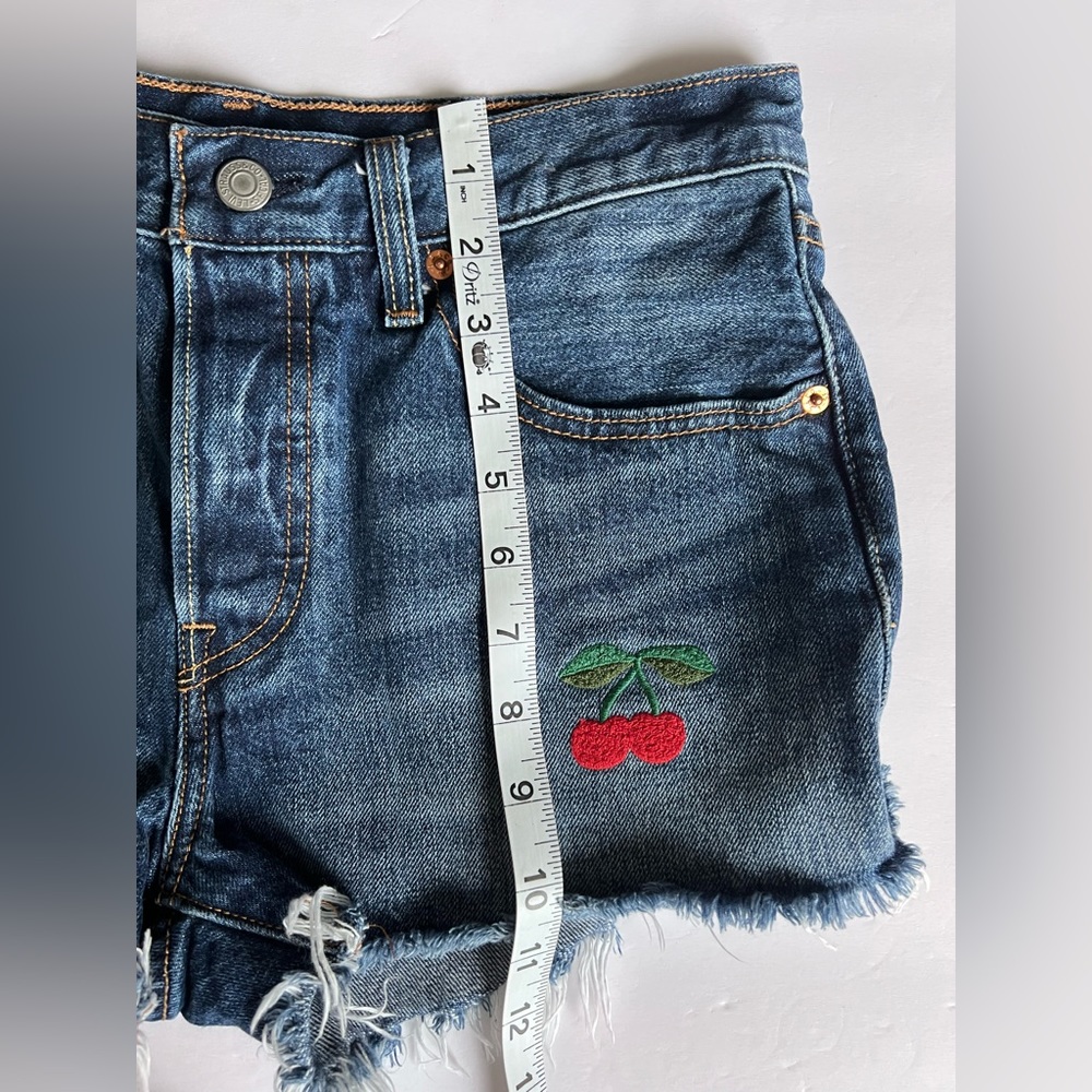 Levi’s 501 mid-rise cutoff jean shorts medium wash with cherry embroidery Sz 27 - Picture 12 of 16